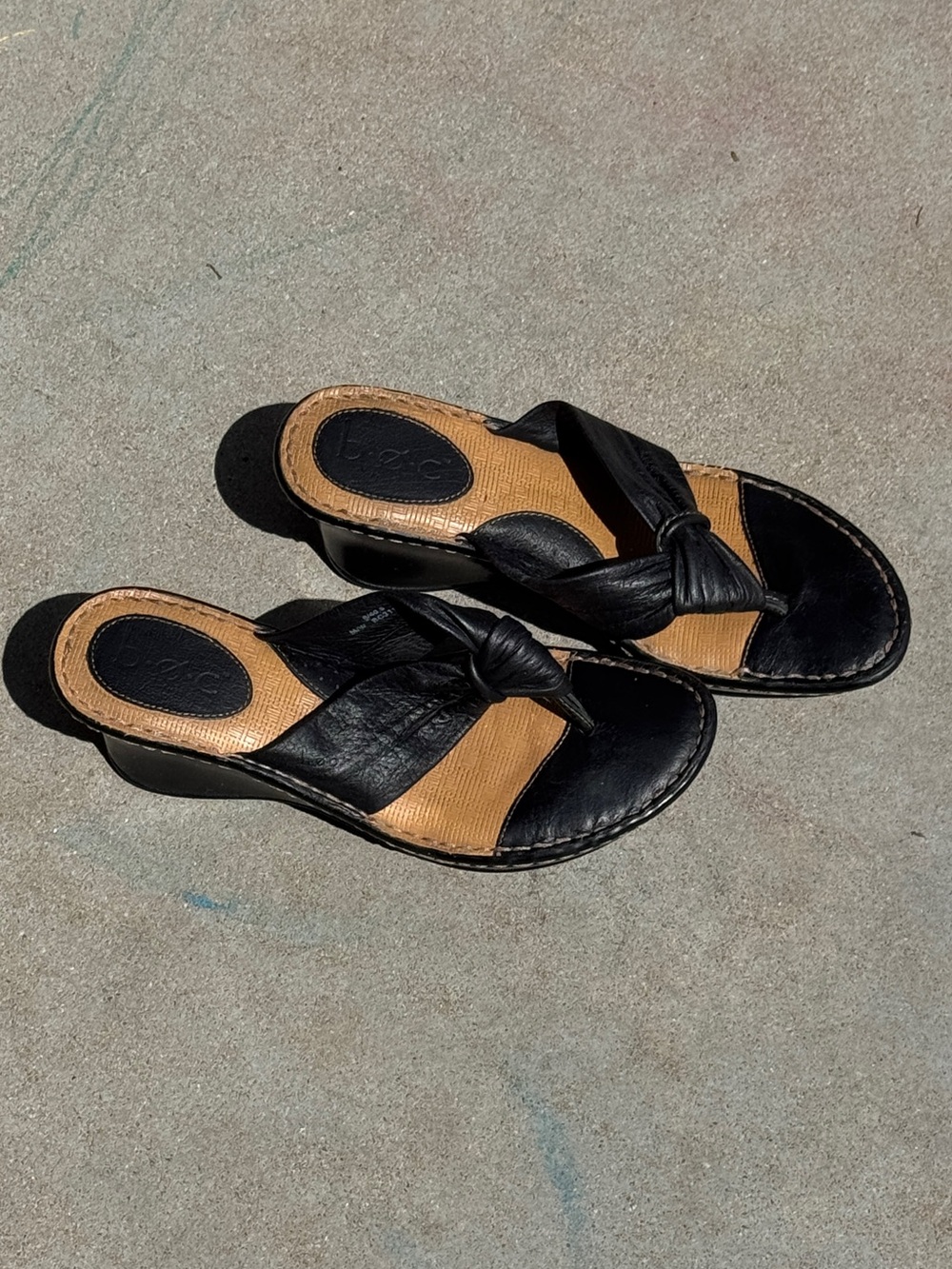 b.o.c Women’s Leather Black and Tan Knotted Slide Sandals 9